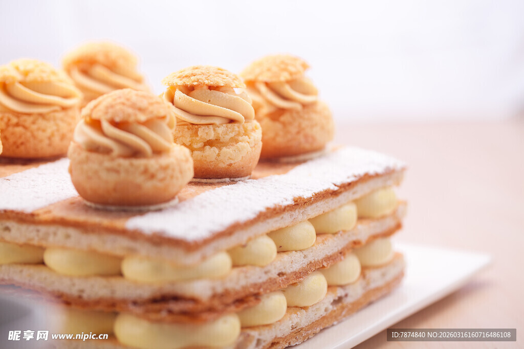 精致多层糕点与奶油泡芙