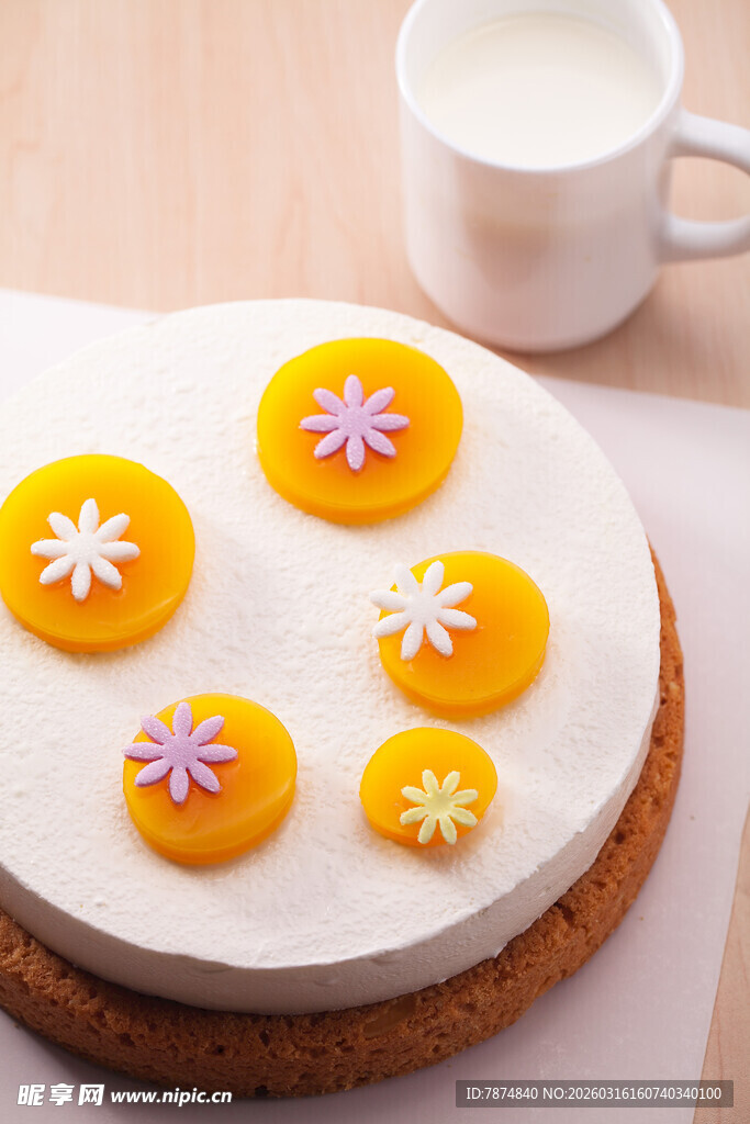 装饰精致的美味花朵蛋糕