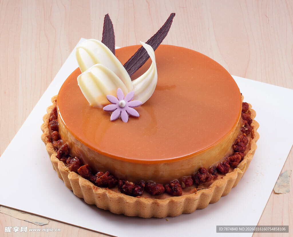 焦糖芝士塔配装饰花朵