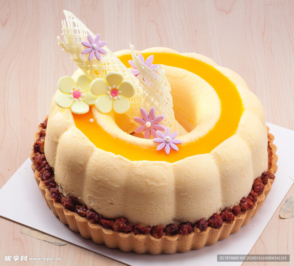 精美花朵装饰的美味蛋糕