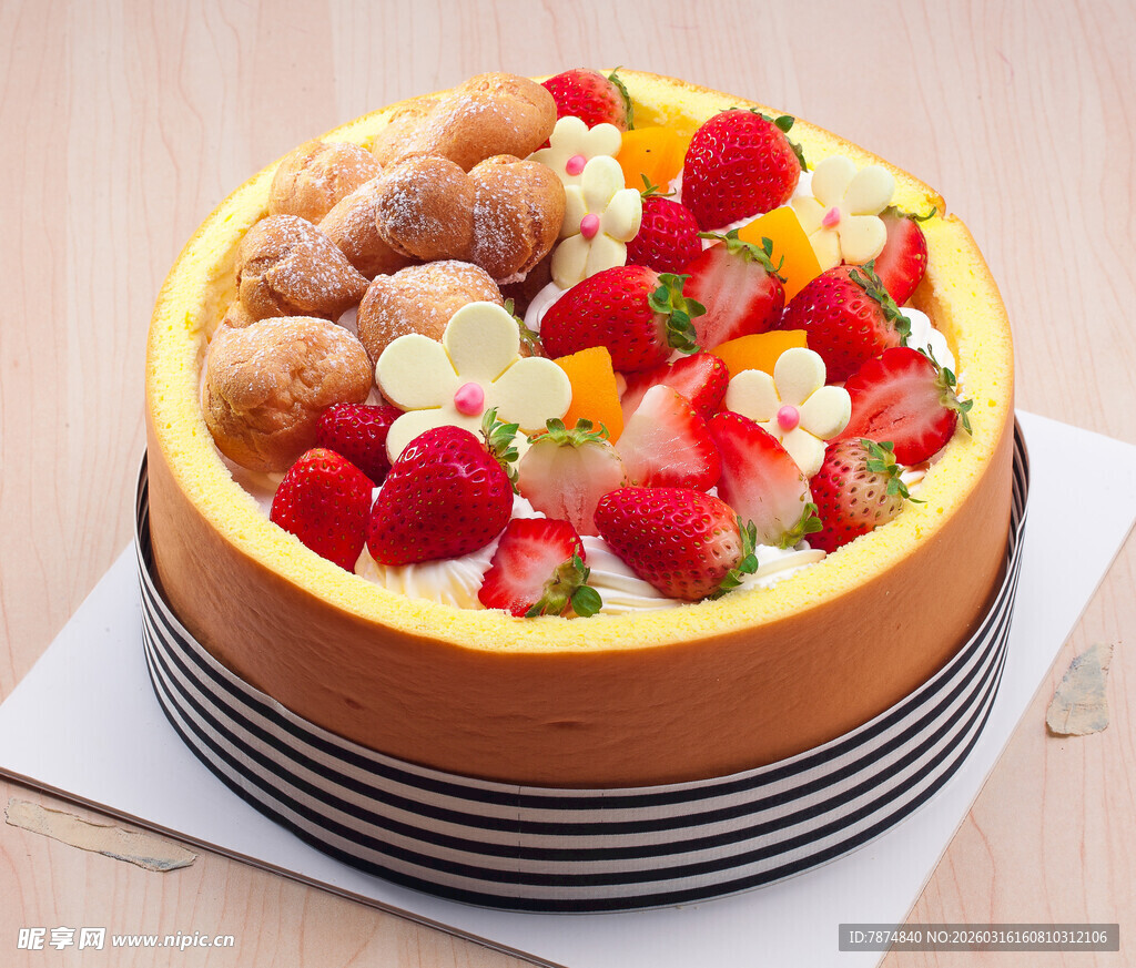 水果坚果装饰的美味蛋糕