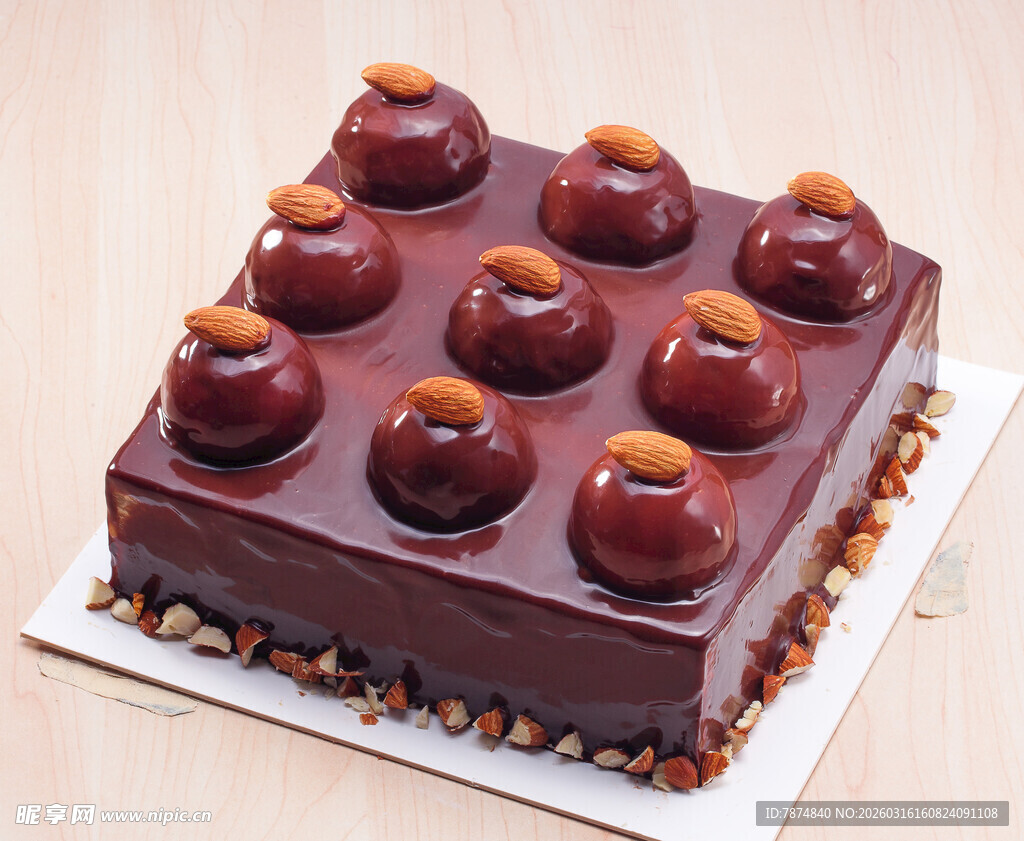 巧克力坚果装饰方形蛋糕