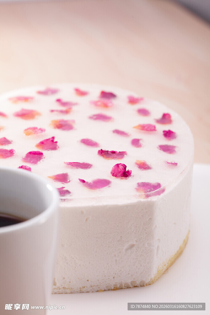 玫瑰花瓣芝士蛋糕与咖啡