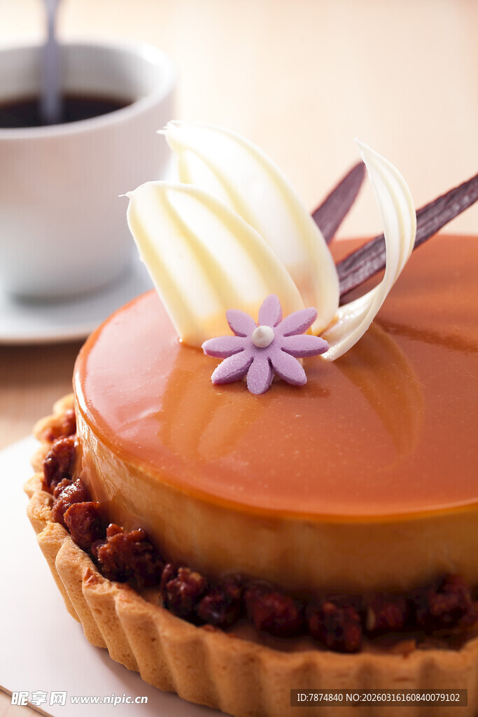 精致焦糖塔配装饰花朵