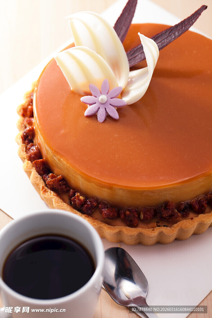 焦糖芝士蛋糕配咖啡