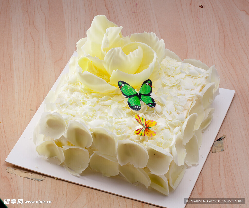 花朵蝴蝶装饰方形奶油蛋糕