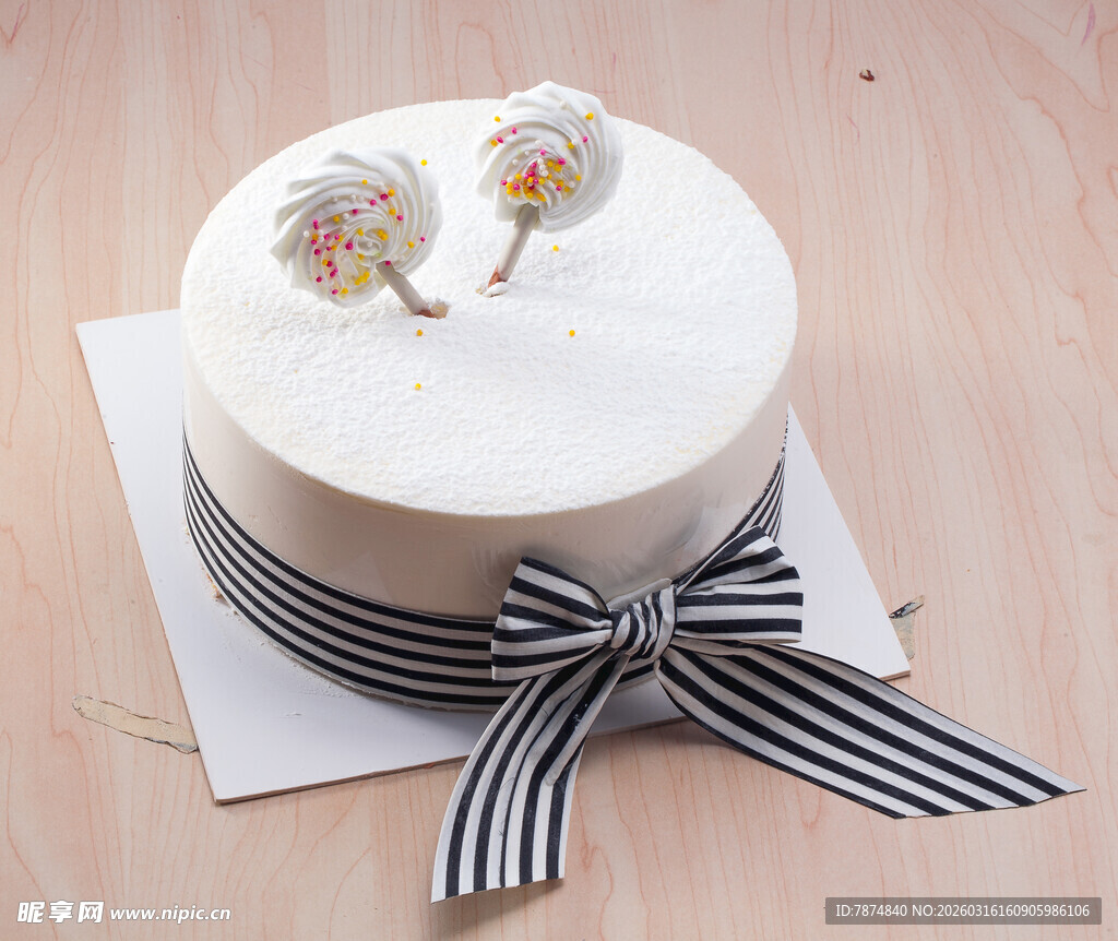 简约装饰的美味白色蛋糕