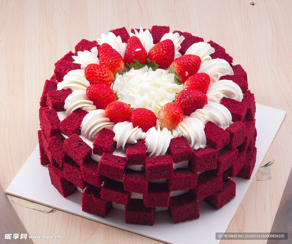 玫瑰装饰的精美蛋糕