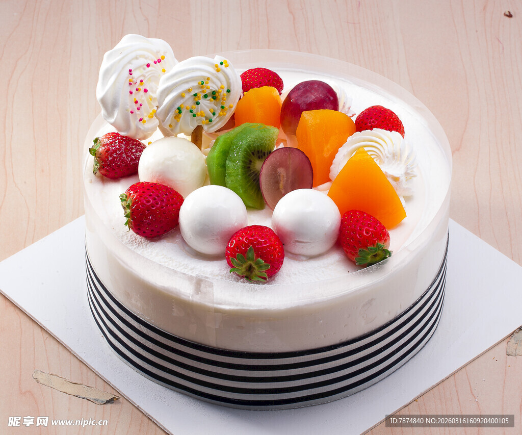 多彩水果装饰美味生日蛋糕