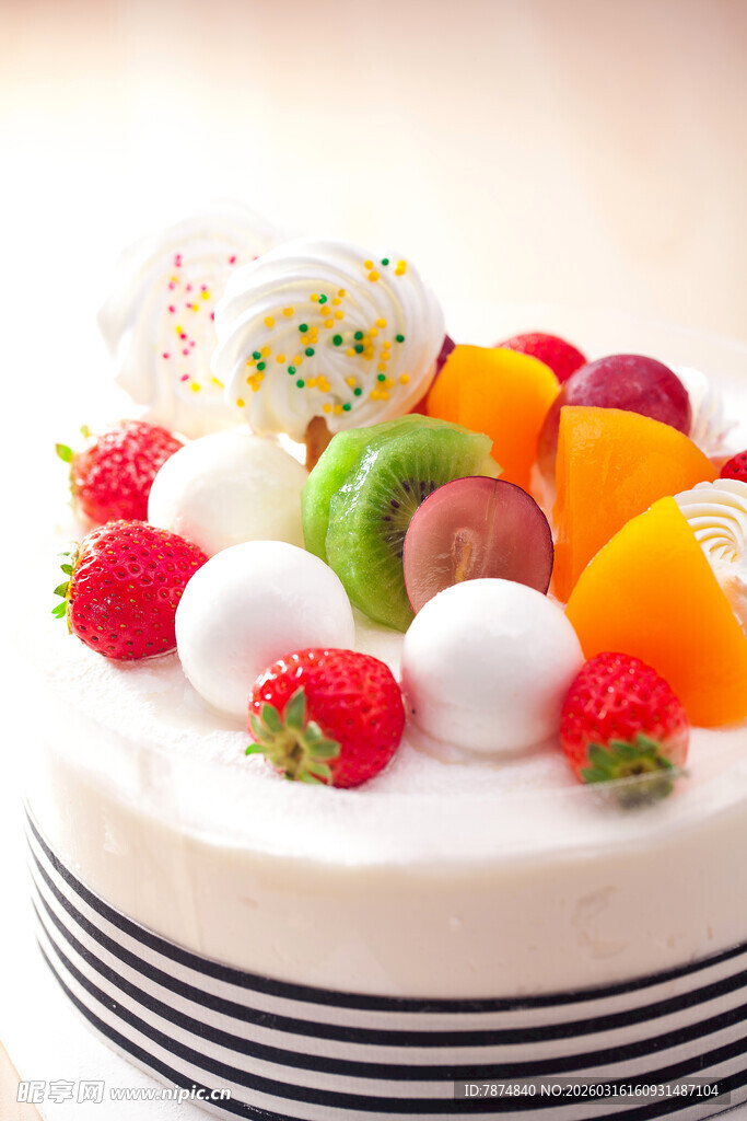 多彩水果装饰美味蛋糕