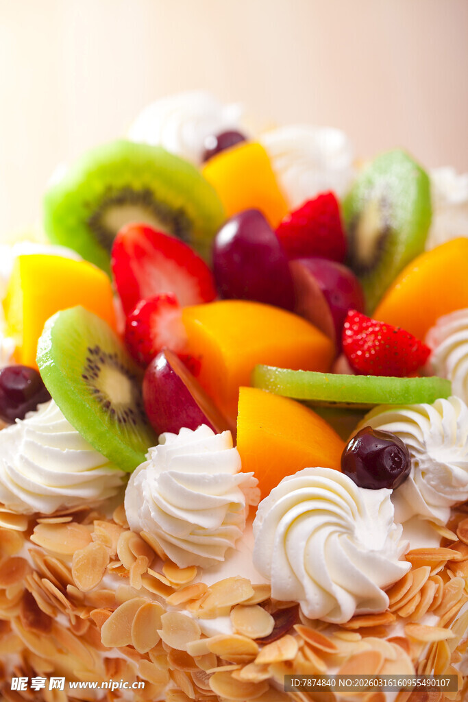 水果奶油装饰的美味蛋糕