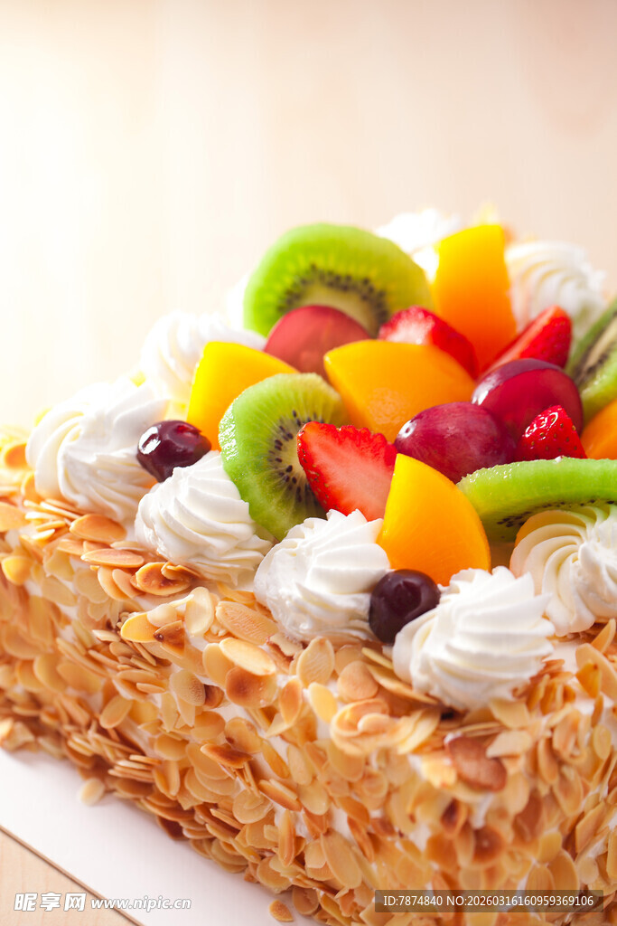 美味水果坚果装饰蛋糕
