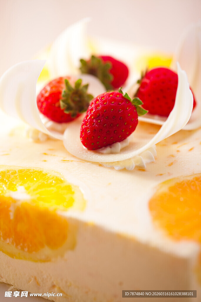 草莓橙子装饰的美味糕点