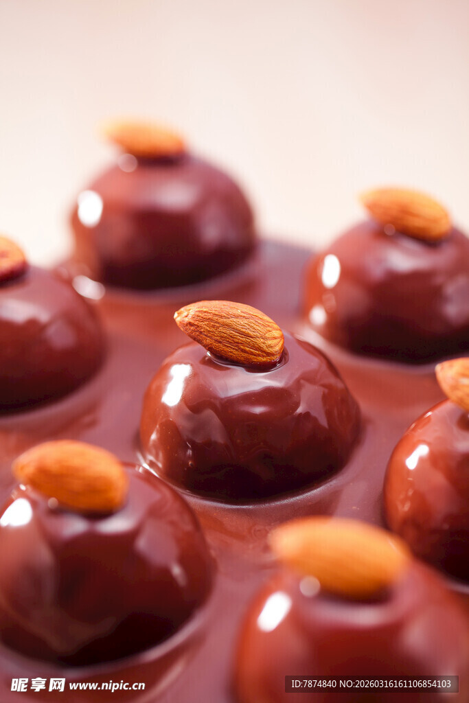 美味巧克力杏仁糖果