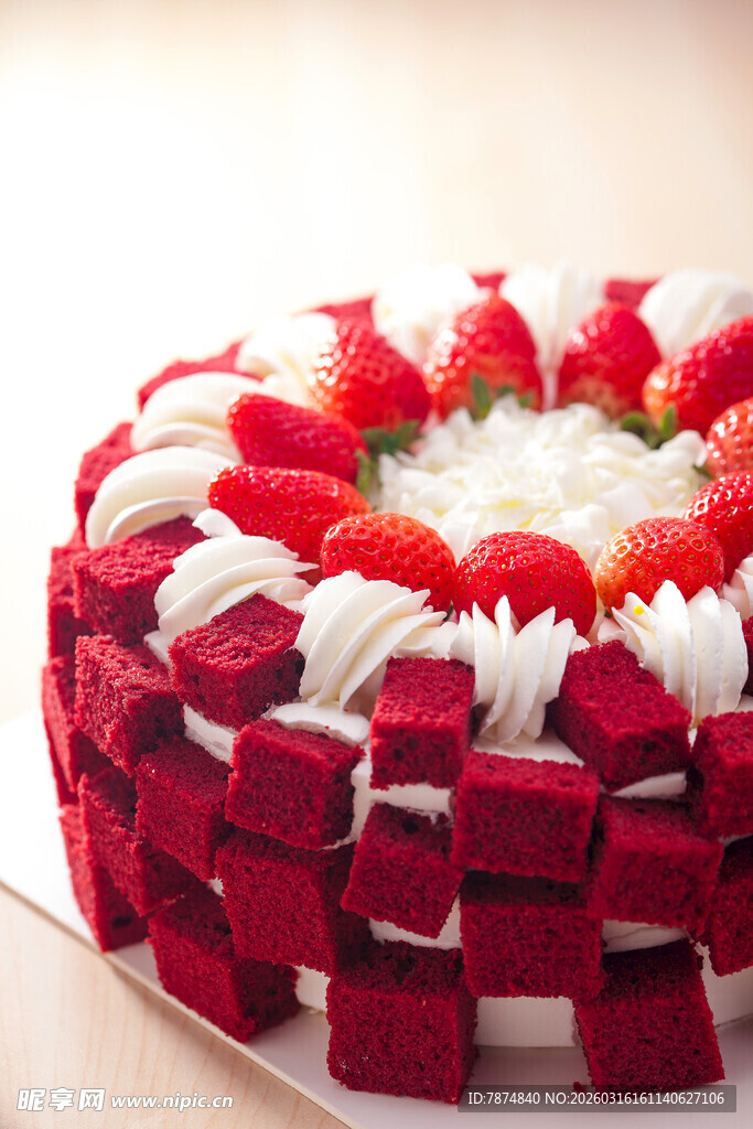 红白相间精致裱花蛋糕