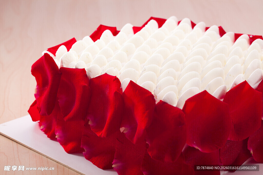 玫瑰装饰的精美蛋糕