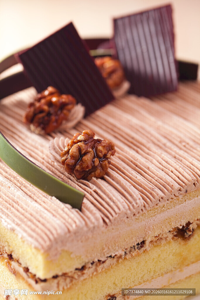 美味分层巧克力坚果蛋糕