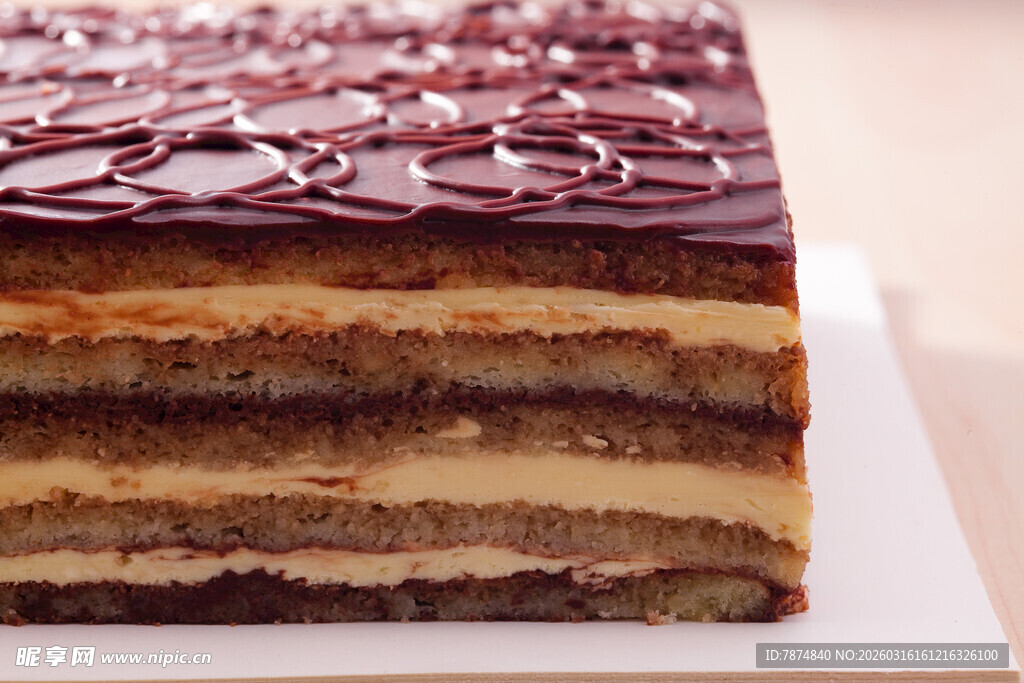 多层巧克力夹心美味蛋糕