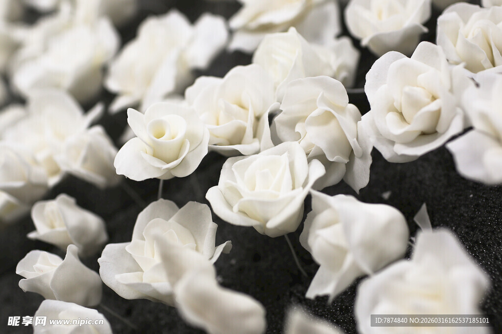 工艺品白色玫瑰簇拥的浪漫画面
