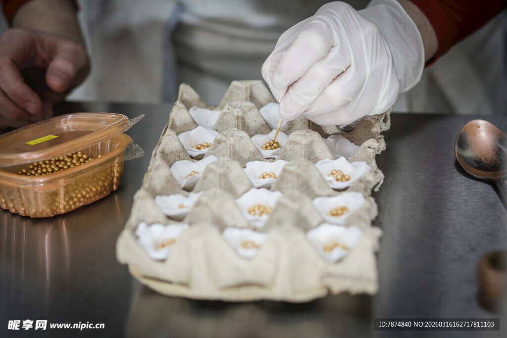 工艺品手工包饺子场景