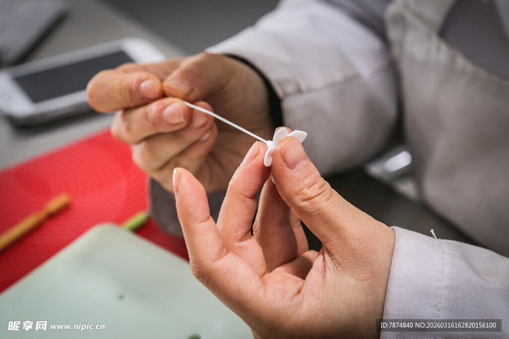 工艺品手工制作场景中的手部操作