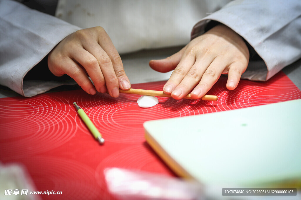 工艺品手工制作中的专注双手