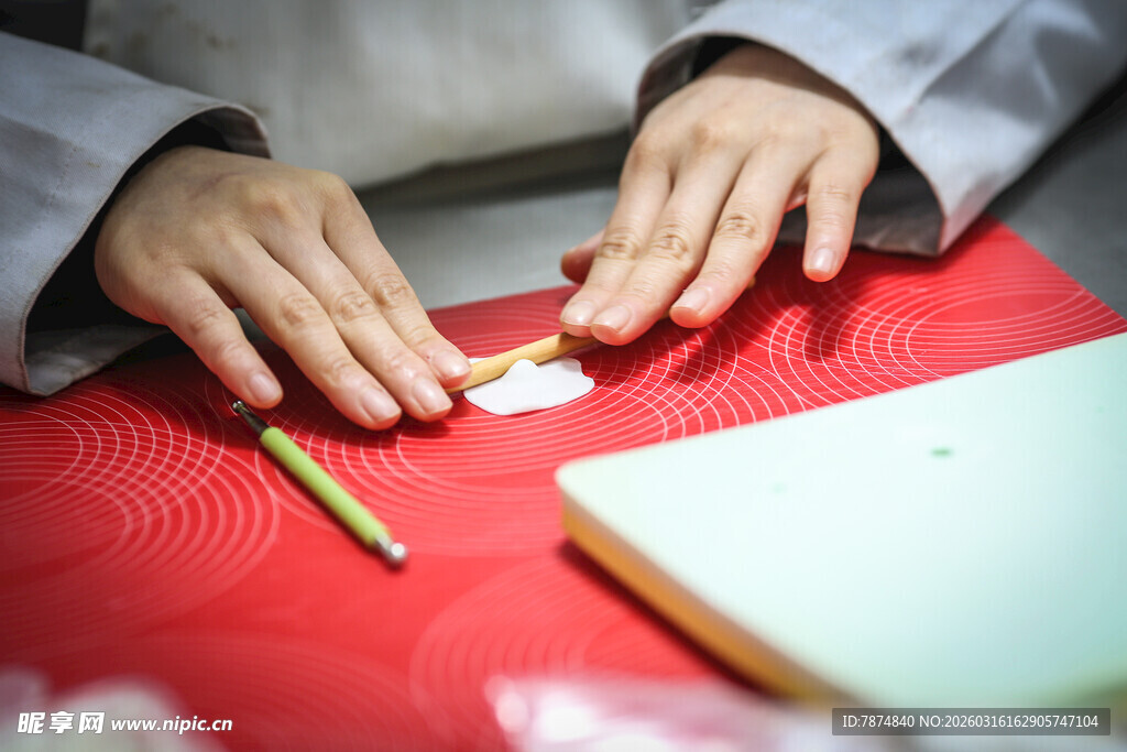 工艺品手工制作中的专注瞬间