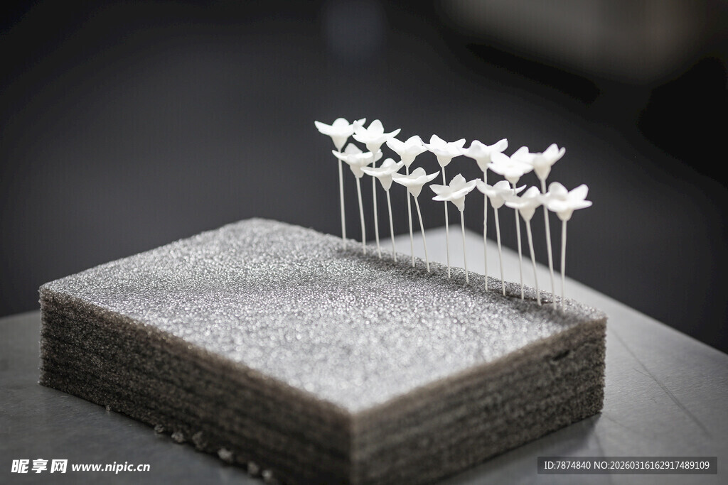 多层蛋糕配精致白巧克力装饰