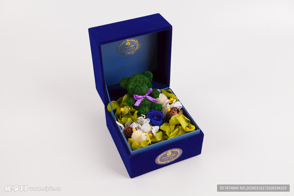 工艺品蓝色礼盒中的缤纷花卉