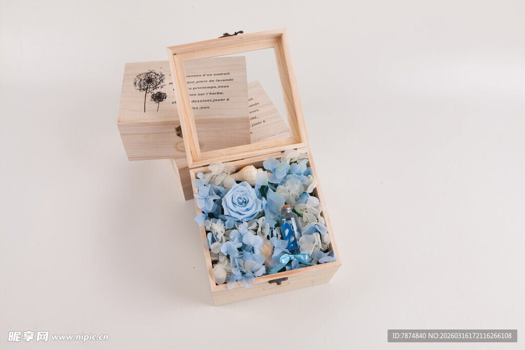 工艺品木质花盒中的蓝色花朵