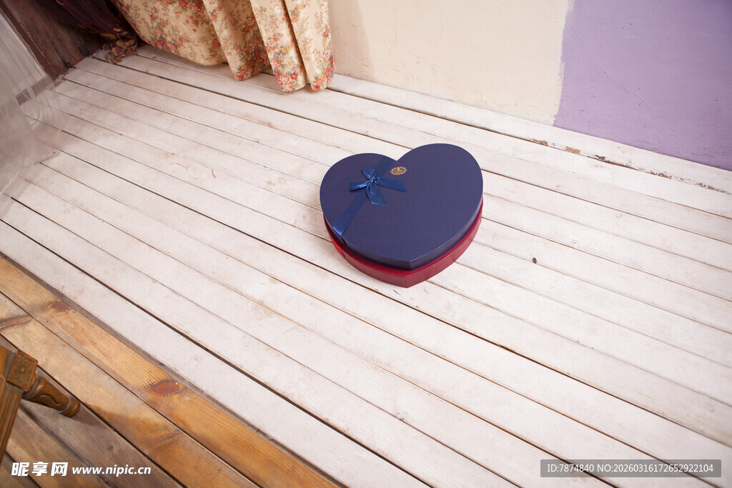 工艺品心形坐垫置于木质地板上