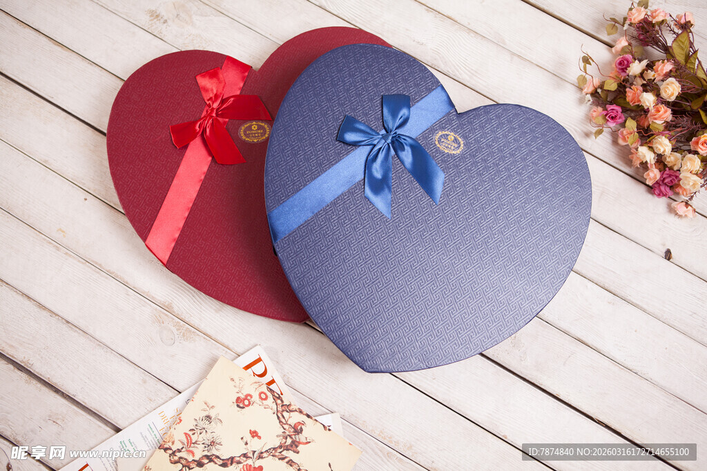 工艺品心形礼盒与装饰花束