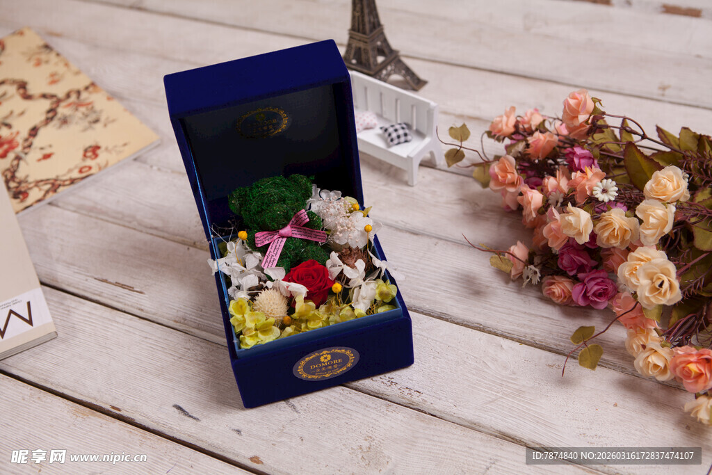 工艺品精致首饰盒内藏多彩饰品