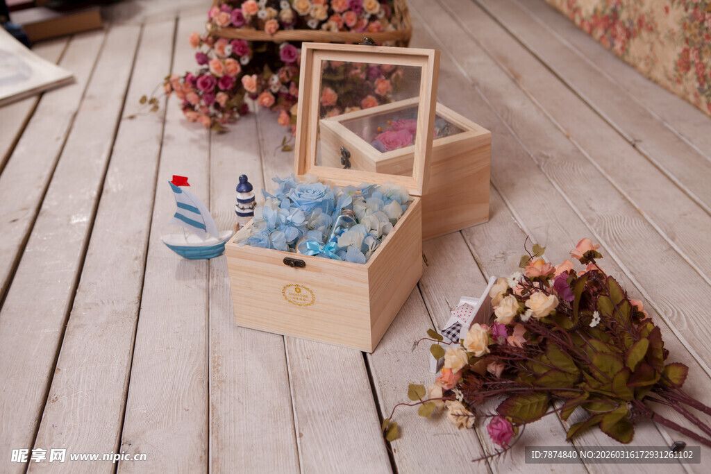 木质装饰盒与花卉摆件