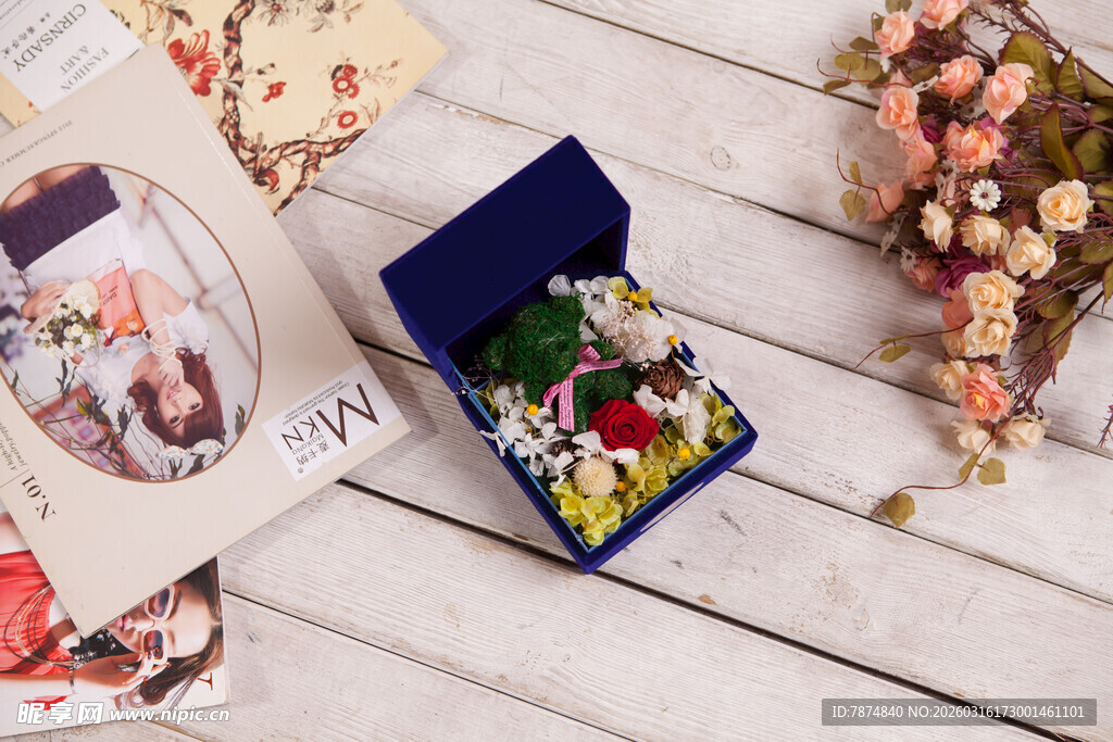 工艺品精致多彩珠宝盒内藏珍品