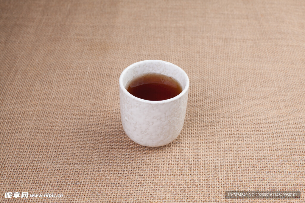 白色茶杯中的深色茶汤