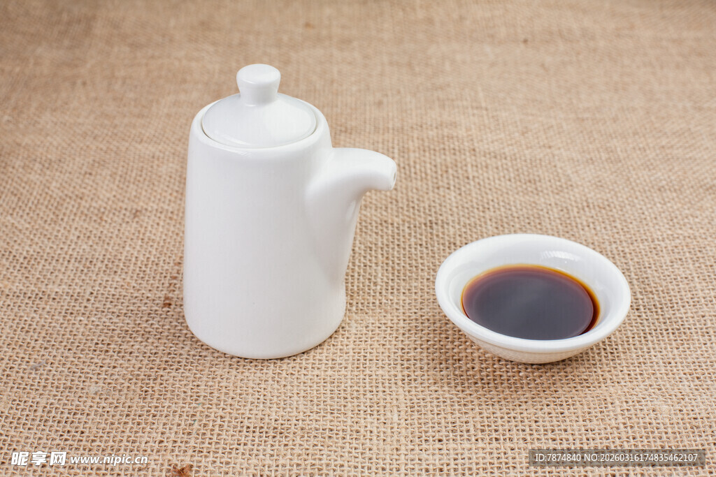 白瓷茶具与一小盏茶汤