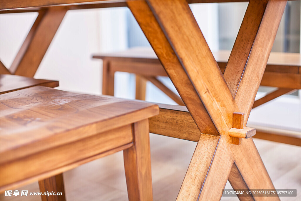 木质桌椅细节特写