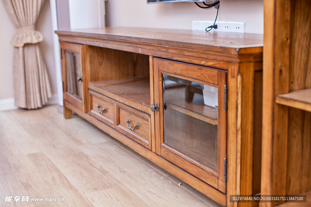 木质电视柜展现质朴魅力