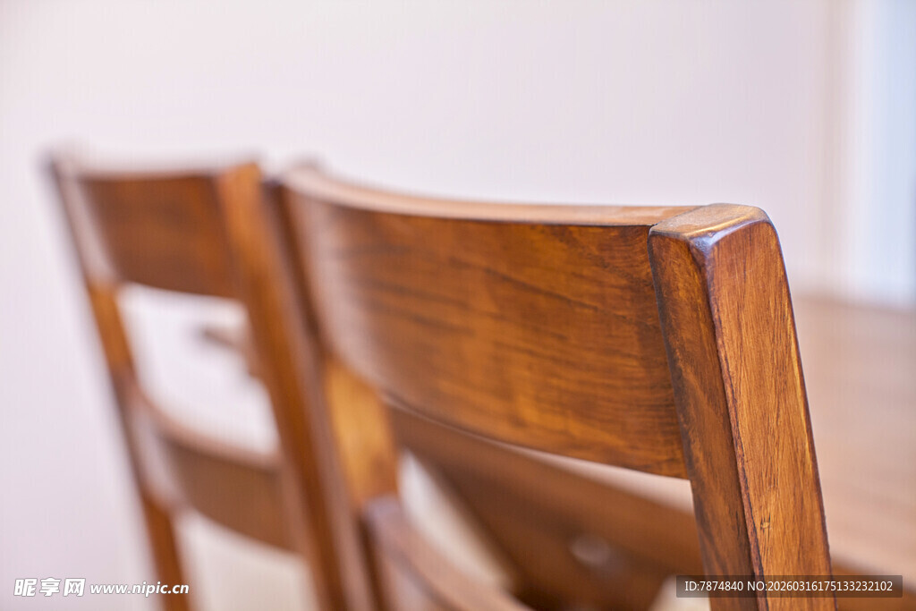 复古木质椅子特写
