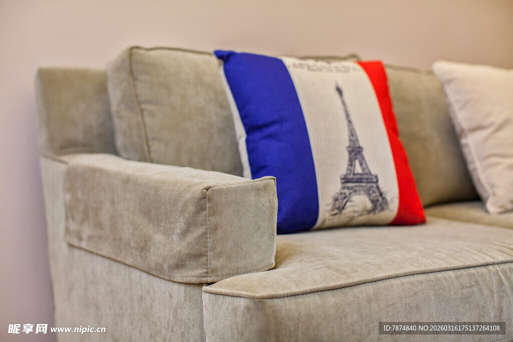 沙发上的埃菲尔铁塔图案抱枕