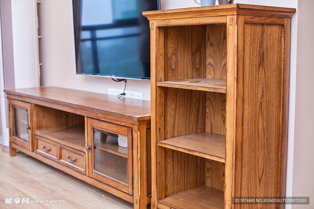 木质电视柜与置物架组合
