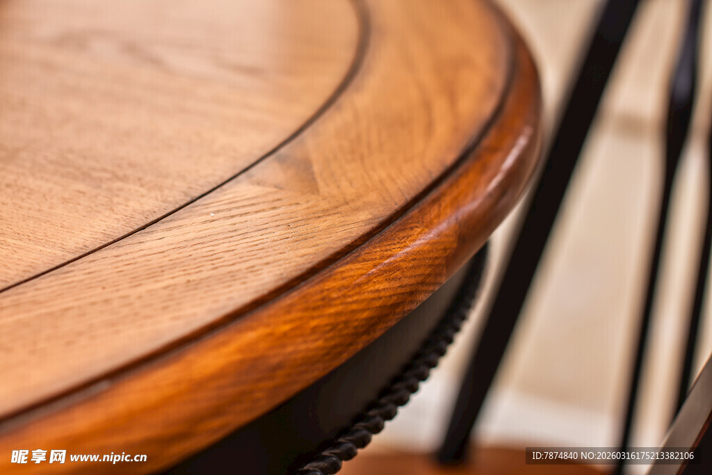 木质圆桌细节特写