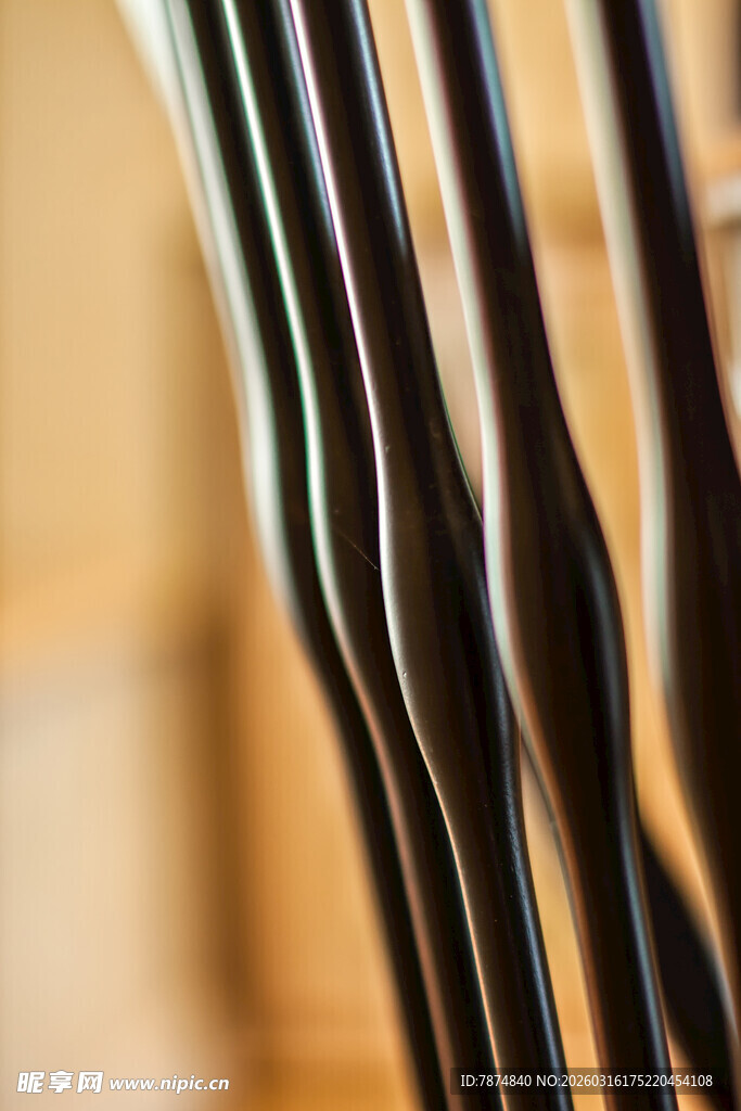 扭曲的黑色条状物体