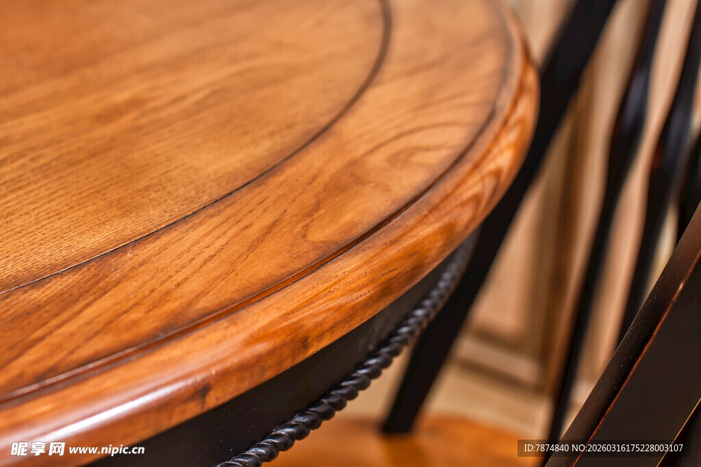 复古木质圆桌细节特写