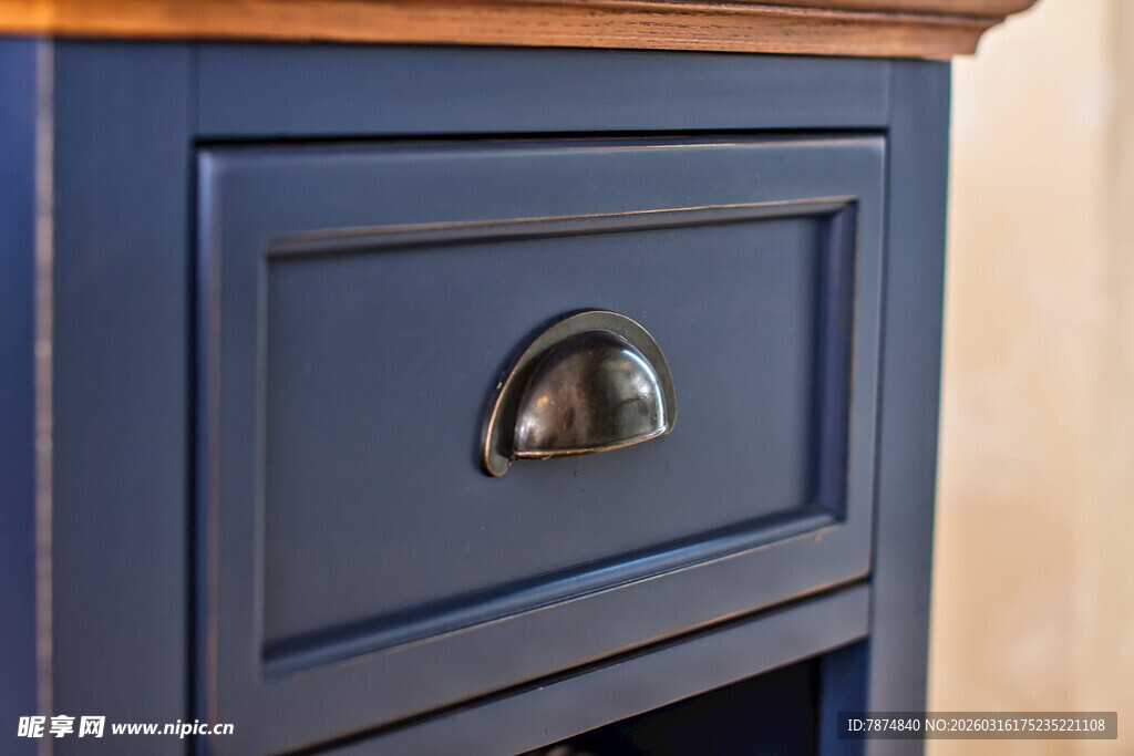 蓝色抽屉柜细节特写