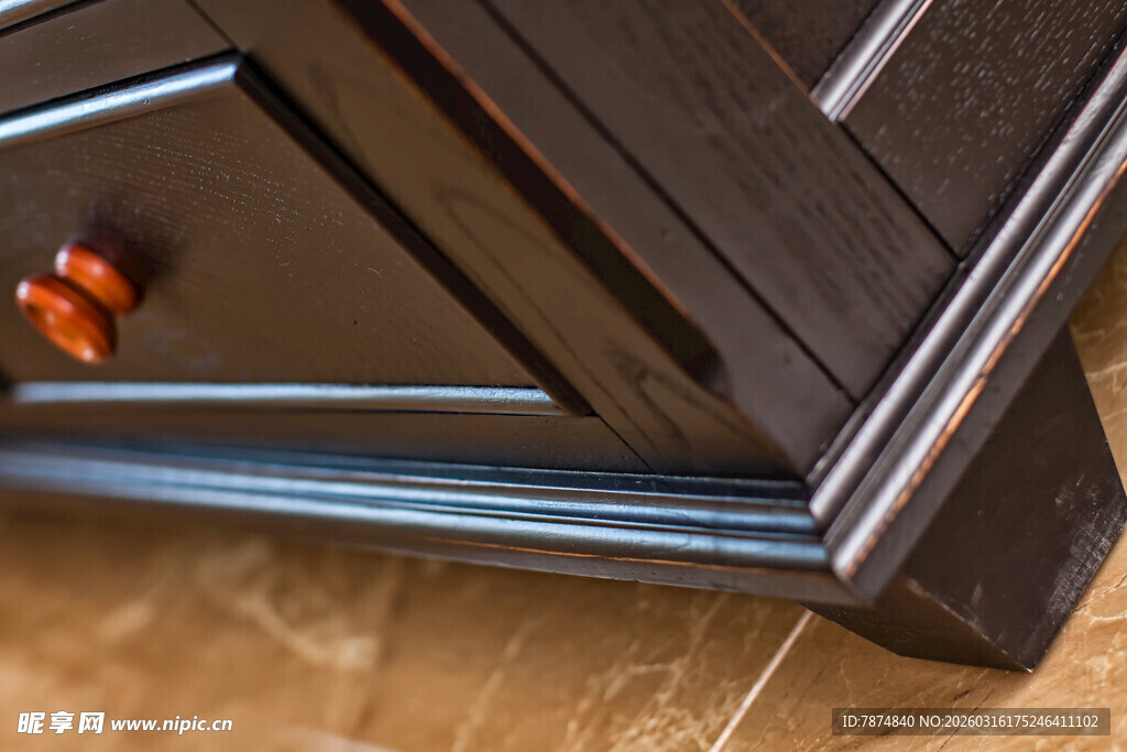 深色抽屉细节特写