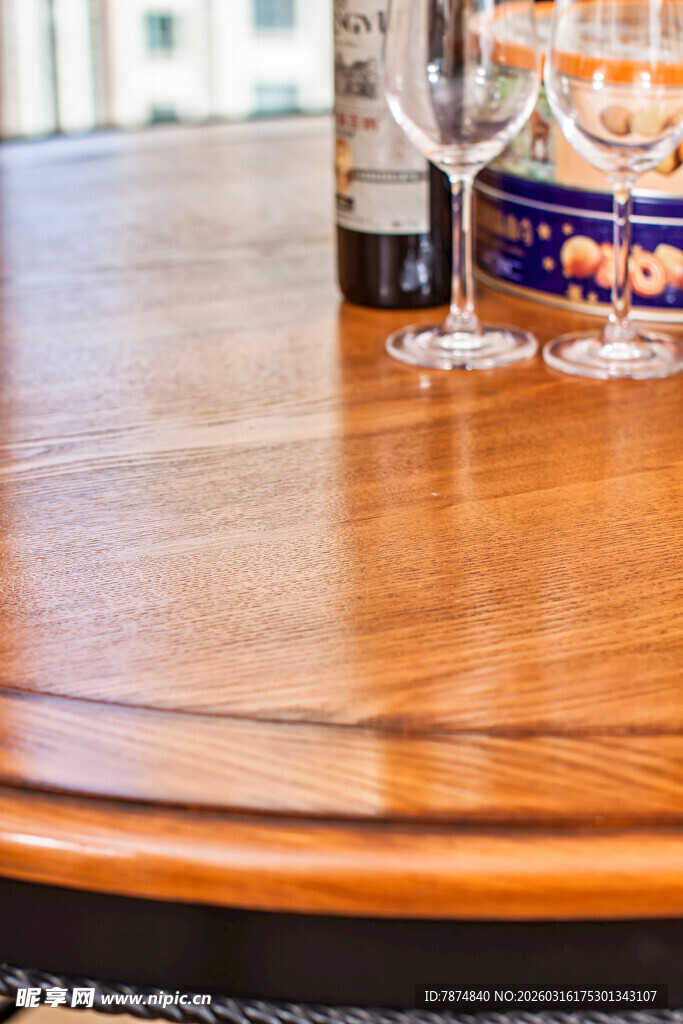 精致木质桌面与酒杯餐具