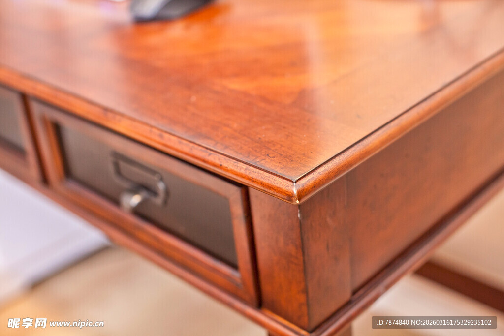 复古木质书桌细节特写