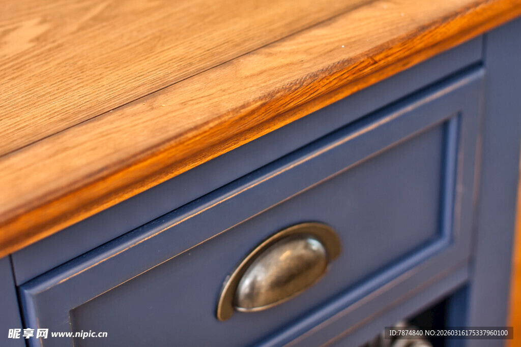 蓝色抽屉配木质台面